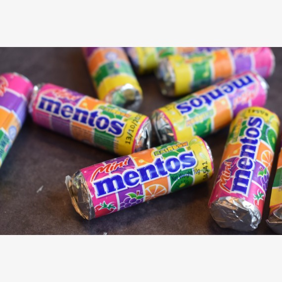 Puntzak mini mentosrolletjes rainbow
