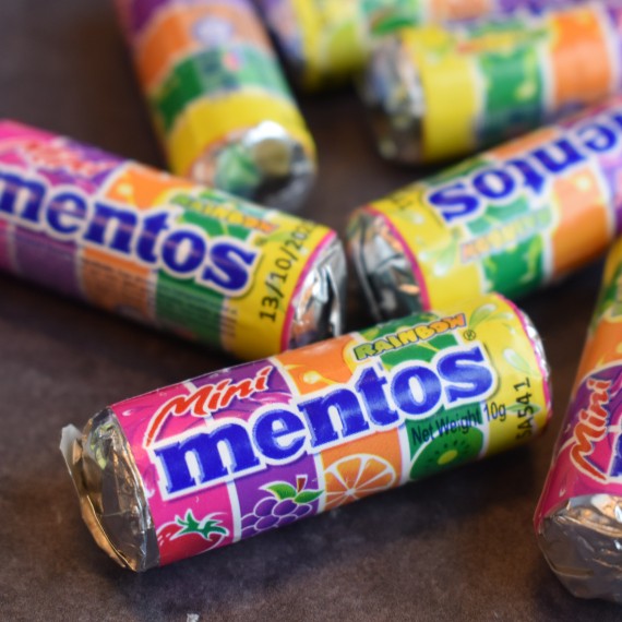 Puntzak mini mentosrolletjes rainbow